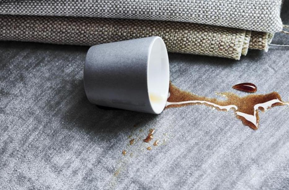 Schoko, Kaffee und Kakaoflecken auf einem Teppich